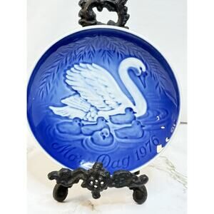 1976 Bing & Grøndahl Mother's Day plate “Swan with Cygnets” or Mors Dag 1976